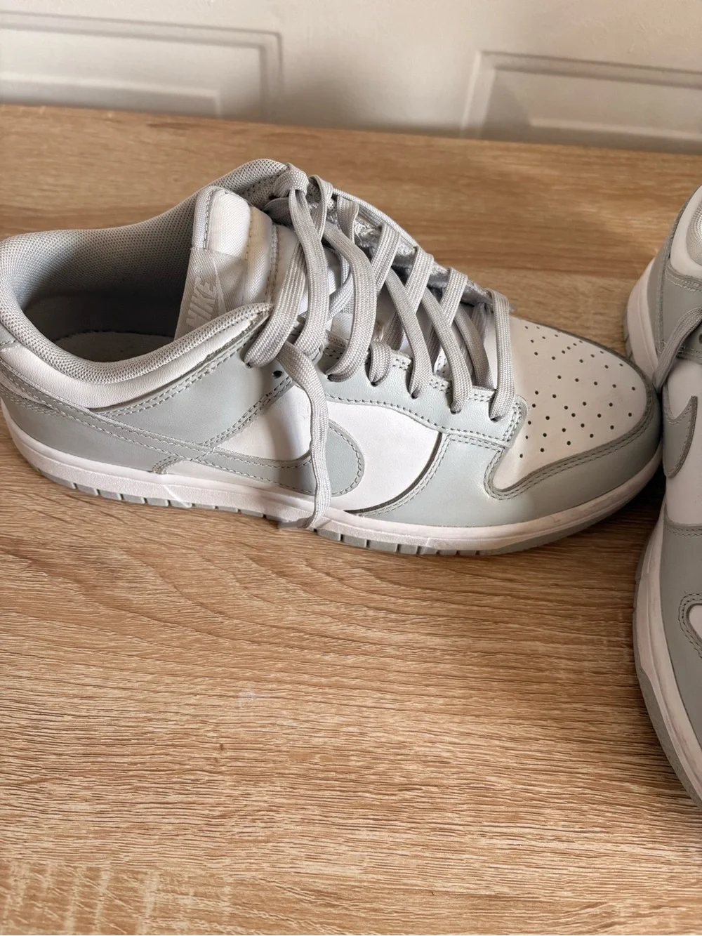 Nike Low-Top Sneaker in White and Light Gray